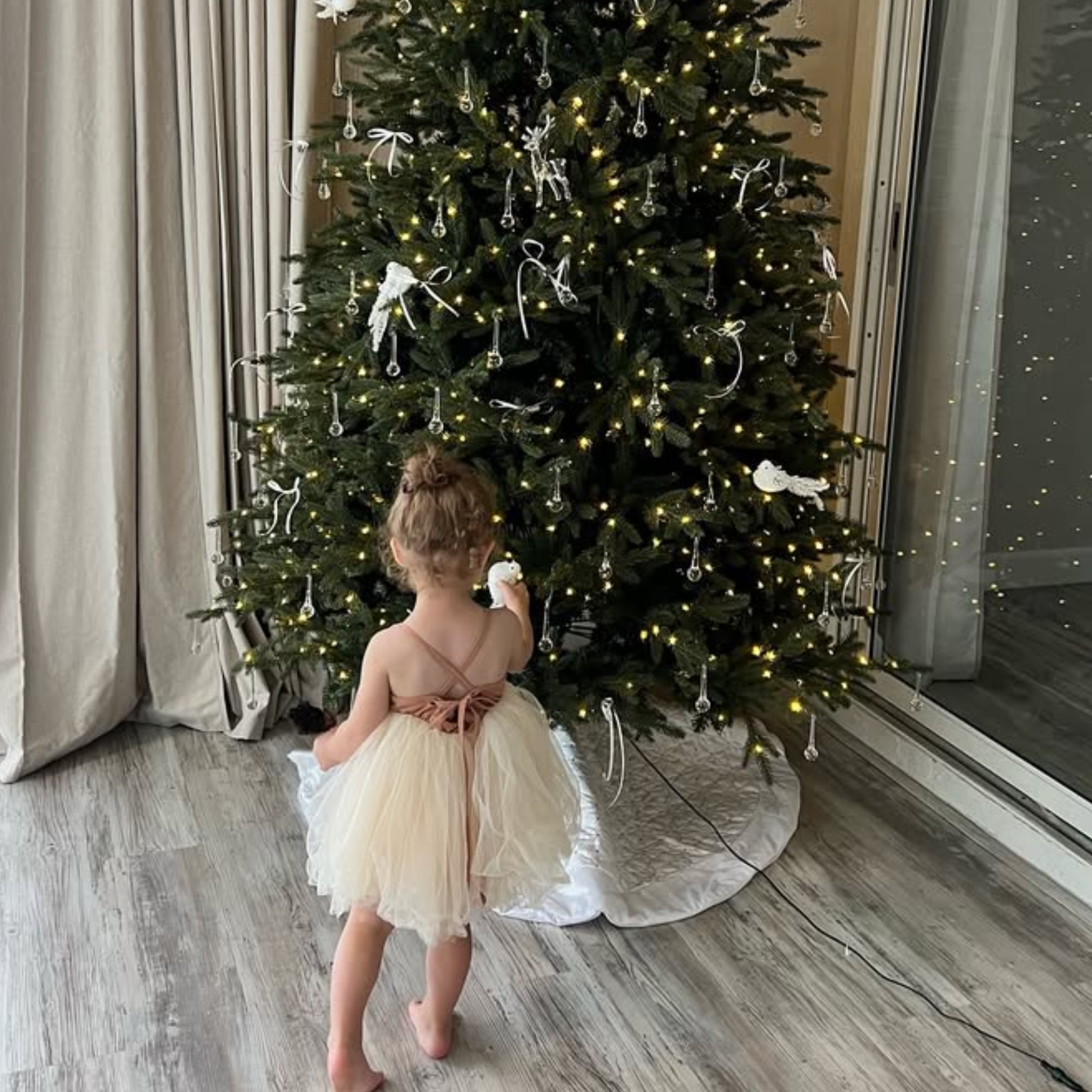 Backless bow dress